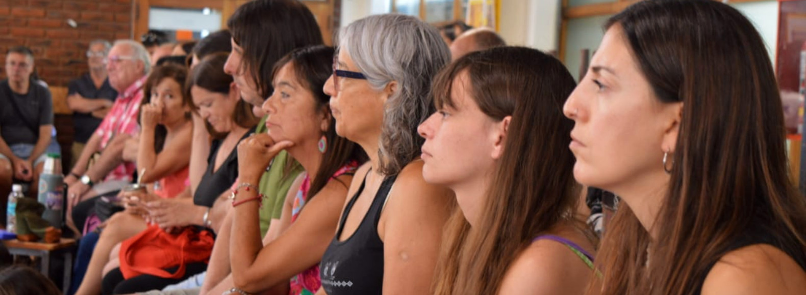 Mujeres atentas participando de una comsión